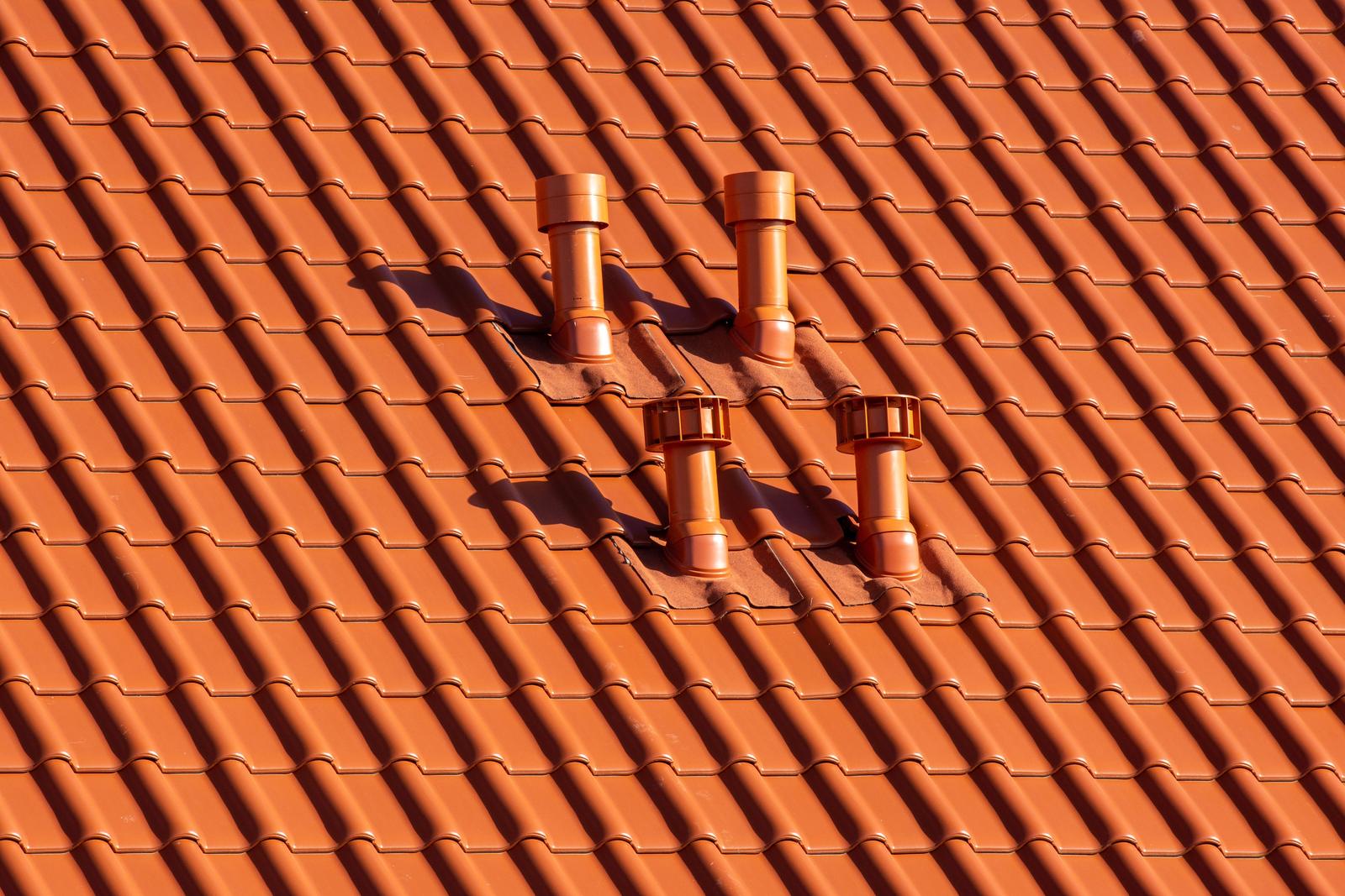 Cheminées sur toit en tuiles terracotta